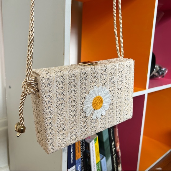 Daisy straw crossbody purse - Picture 2 of 4